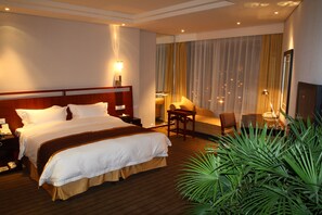 Phòng đôi Deluxe | Minibar, két bảo mật tại phòng, bàn, màn/rèm cản sáng