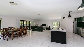 Dining - Beautiful Gold Coast home, the perfect base for your Commonwealth Games stay (Mudgeeraba)