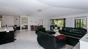 TV, fireplace, video games, stereo - Beautiful Gold Coast home, the perfect base for your Commonwealth Games stay (Mudgeeraba)
