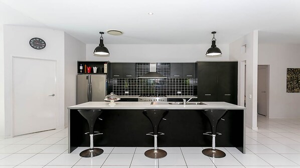 Fridge, microwave, oven, stovetop - Beautiful Gold Coast home, the perfect base for your Commonwealth Games stay (Mudgeeraba)