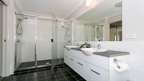 Hair dryer, towels - Beautiful Gold Coast home, the perfect base for your Commonwealth Games stay (Mudgeeraba)