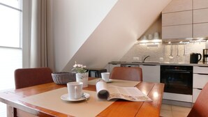 Uma cozinha moderna com uma área de refeições.