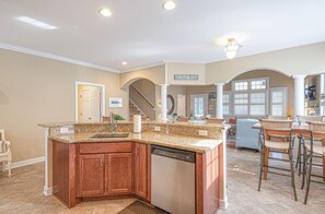 Interior - Dog Welcome! Premiere 5 star property,golf, tennis PB,pools beach shuttle modern (Ocean View)