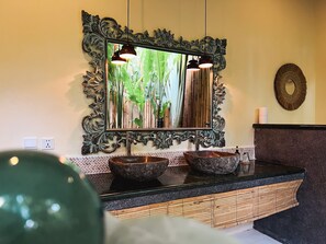 Premium Double or Twin Room | Bathroom | Shower, rainfall showerhead, hair dryer, towels - Rascals Boutique Kuta Lombok (Kuta)