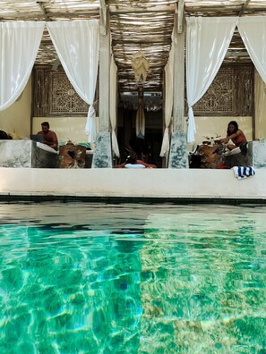 Una piscina al aire libre, cabañas de piscina gratuitas, sombrillas