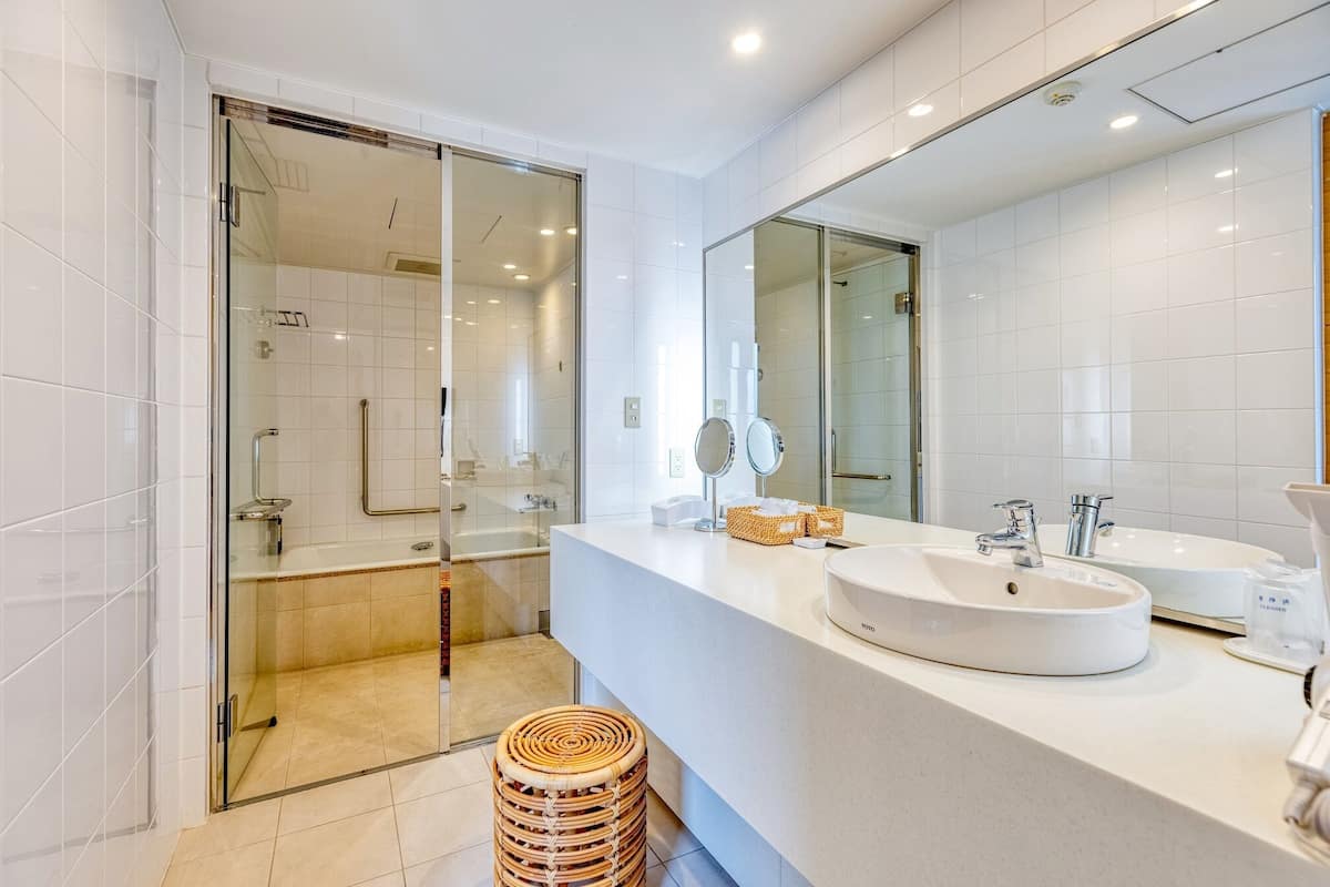 junior suite | bathroom | separate bathtub and shower, deep-soaking bathtub, free toiletries