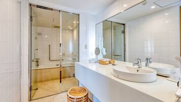 Bañera y ducha independientes, bañera profunda