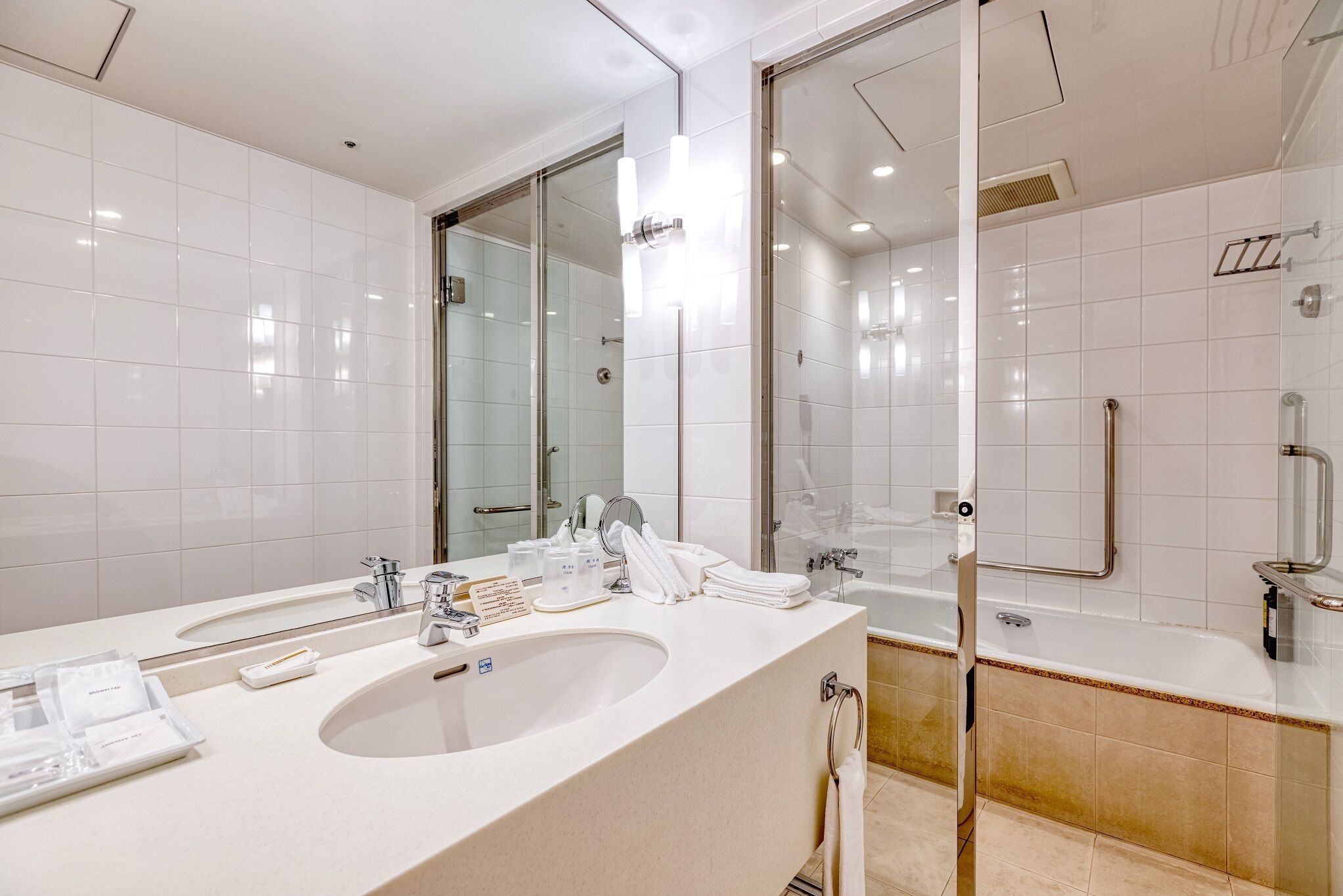 standard twin room | bathroom | separate bathtub and shower, deep-soaking bathtub, free toiletries