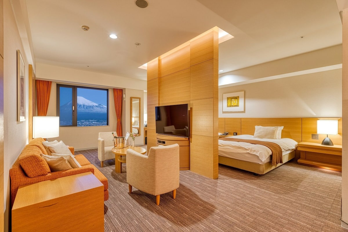 junior suite | 1 bedroom, premium bedding, minibar, in-room safe