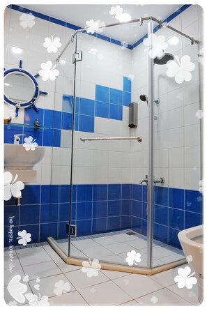 Superior Quadruple Room | Bathroom | Shower, rainfall showerhead, free toiletries, hair dryer - Lamanca B&B (Hualien City)