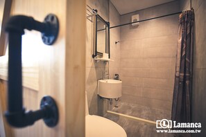 デラックス 4 人部屋 ダブルベッド 2 台 | 高級寝具、羽毛の掛け布団、ピロートップベッド、客室ごとに異なる装飾