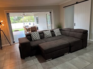 Smart-TV, Kamin, Netflix, DVD-Player