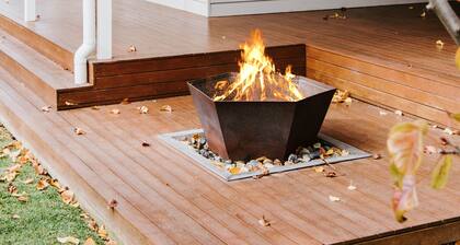 Dumplings Den - Indoor/Outdoor living in town and close to the wineries