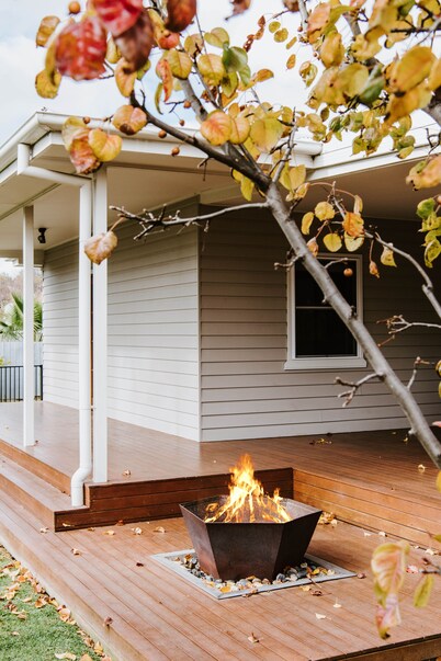 Dumplings Den - Indoor/Outdoor living in town and close to the wineries