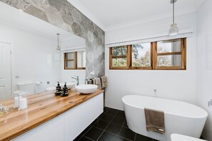 أحواض استحمام، مجففات شعر، مناشف، صابون