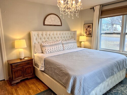 Luxury 5-Star  Home ~ Location~Fenced Yard~Families~Couples~King Bed