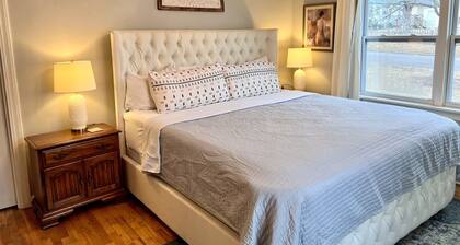 Luxury 5-Star Home ~ Location~Fenced Yard~Families~Couples~King Bed