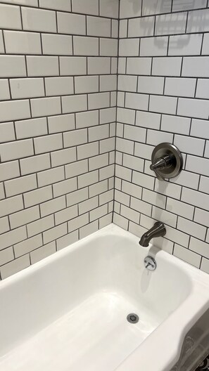 Bañera con ducha, secador de pelo, toallas, jabón