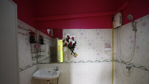 Standard Double Room | Bathroom - Baan Navy hotel (Koh Lan)