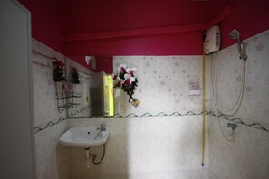 Standard Double Room | Bilik Mandi | Pancuran mandi, kelengkapan dandanan diri percuma, selipar 