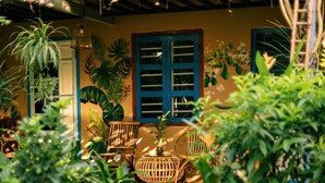 A garden with a pathway, chairs, and a variety of plants. - Trai Hoa Vang Homestay - Hostel (Phu Yen)