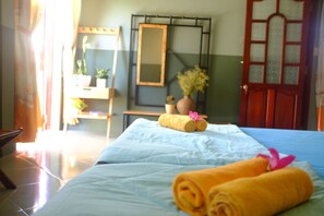 Family Room | Desk, blackout drapes, rollaway beds, free WiFi - Trai Hoa Vang Homestay - Hostel (Tuy Hoa)