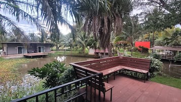 Deluxe Room | Living area | LCD TV