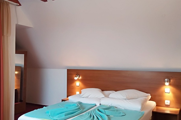 Escritorio, cunas, wifi gratis y ropa de cama