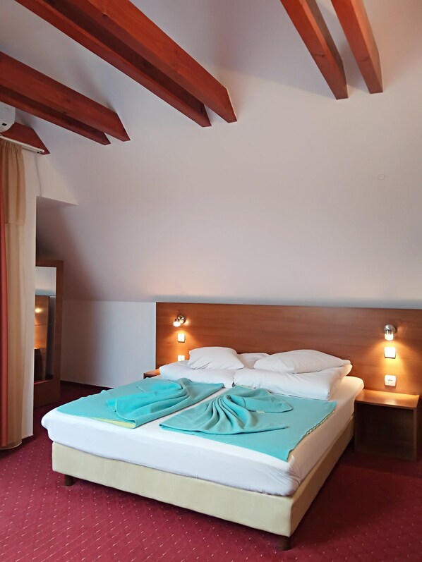 مكتب وأسرّة أطفال/رضّع وواي فاي مجانًا وملاءات أسرّة