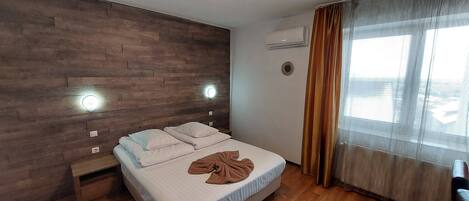Basic Double Room, 1 Queen Bed | Desk, cribs/infant beds, free WiFi, bed sheets