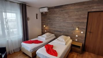 Habitación con 2 camas individuales | Escritorio, cunas (de pago), wifi gratis y ropa de cama
