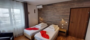 Twin Room | Desk, cribs/infant beds, free WiFi, bed sheets