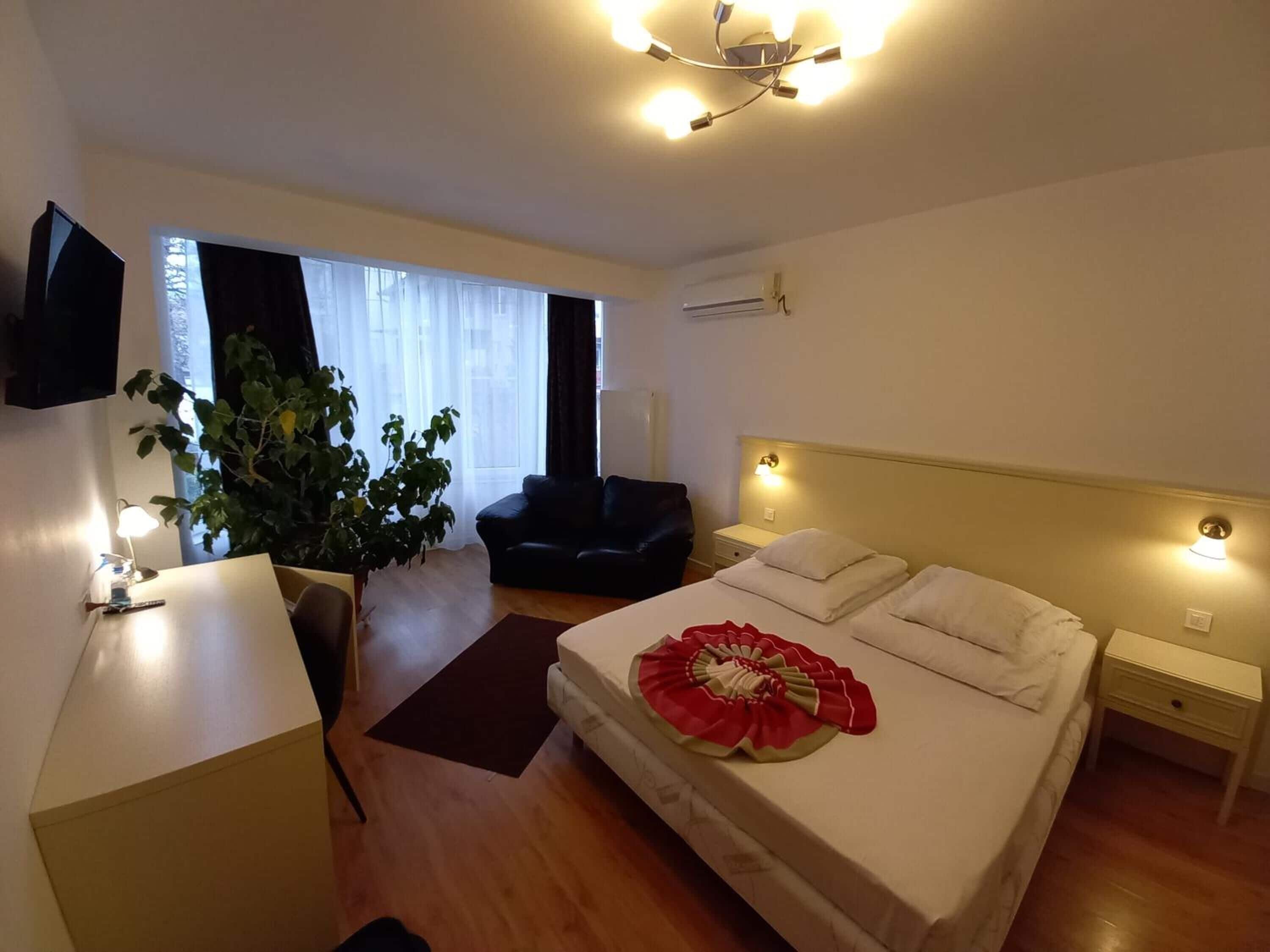 Desk, cribs/infant beds, free WiFi, bed sheets