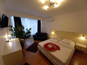 Desk, cribs/infant beds, free WiFi, bed sheets