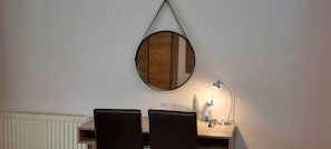 Habitació doble bàsica, 1 llit de matrimoni | Escriptori, bressols, wifi gratuïta i roba de llit