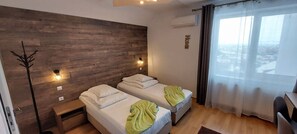 Twin Room | Desk, cribs/infant beds, free WiFi, bed sheets - Riunione (Brasov)