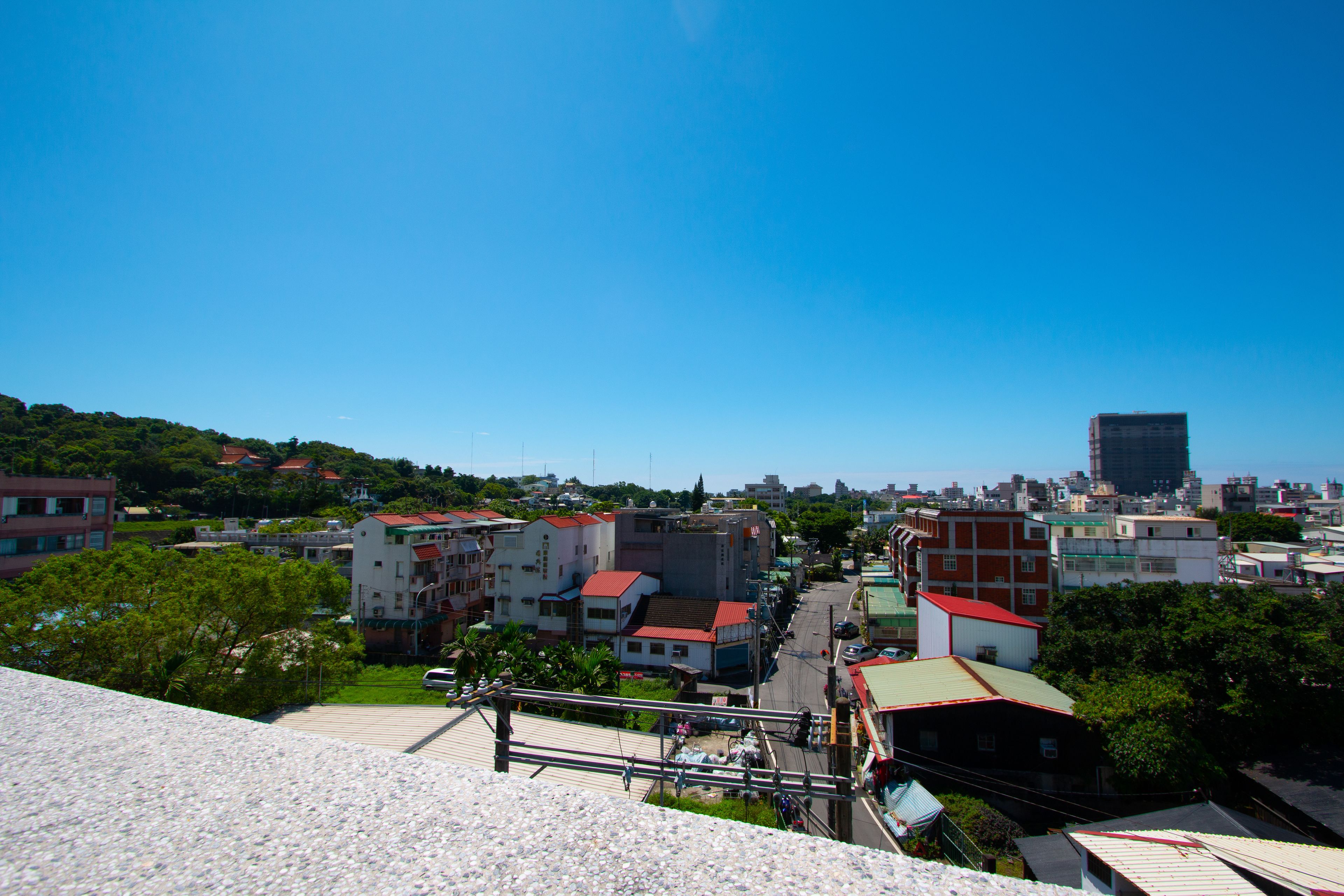 Eine Stadtansicht mit Gebäuden, einem klaren Himmel und einem entfernten Blick auf den Stadtgürtel.