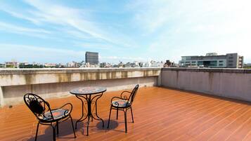 Loft luxo, 1 cama Queen, para não fumantes, vista para a cidade | Terraço/pátio