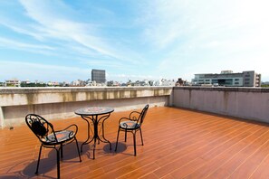 豪華樓中樓客房, 1 張加大雙人床, 非吸煙房, 城市景觀 | 露台/庭院