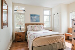 1 bedroom, WiFi, bed sheets - Cozy First Floor Condo on the Harbor (Manistee)