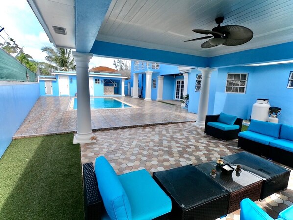 Pool - The Bahamas Blue Mansion (Nassau)