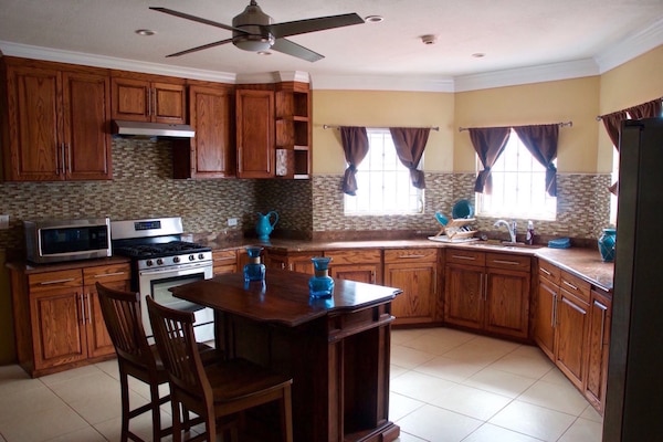 Een koelkast, een magnetron, een oven, een kookplaat