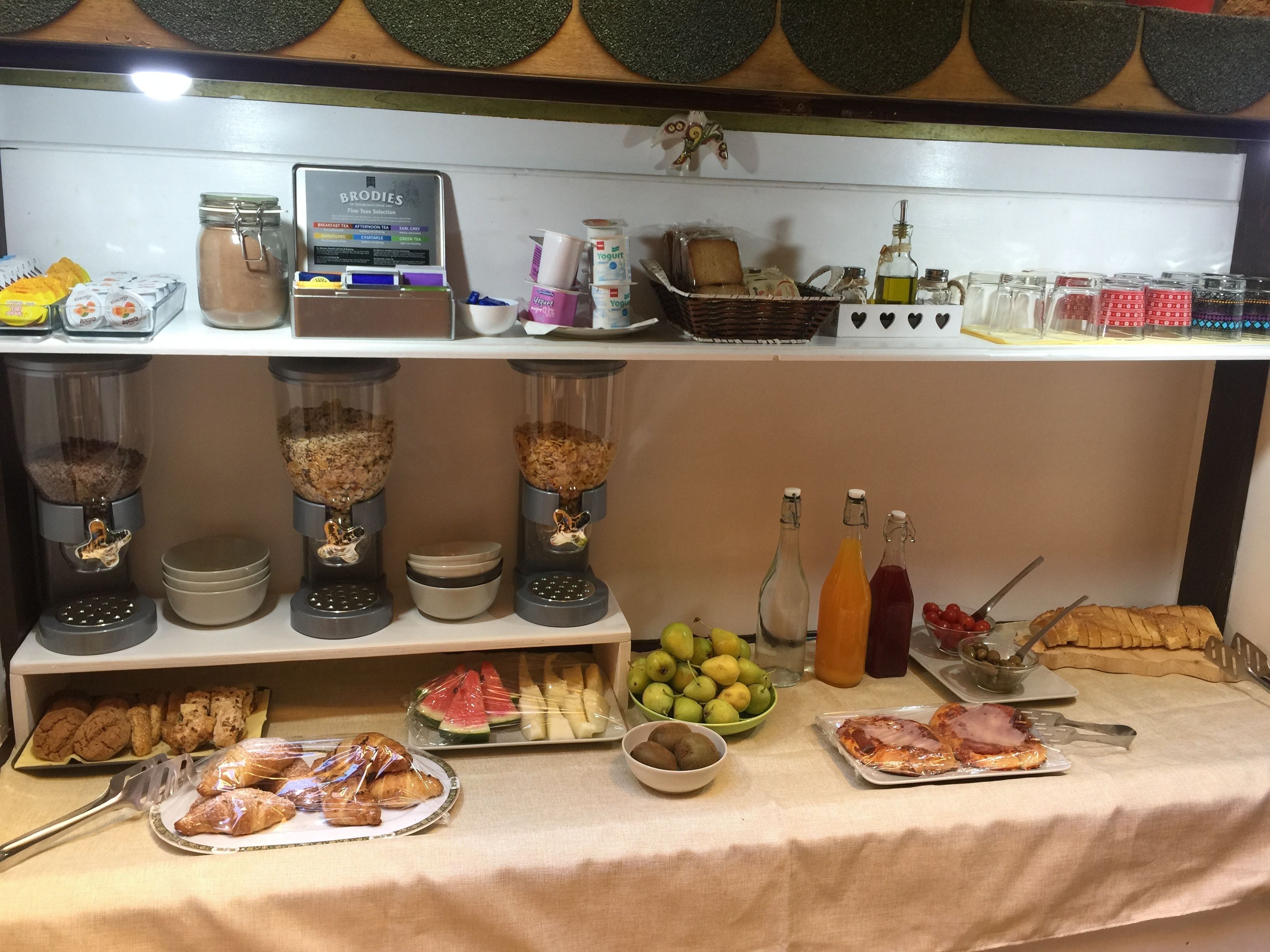 Ein reichhaltiges Frühstücksbuffet mit verschiedenen Speisen und Getränken.