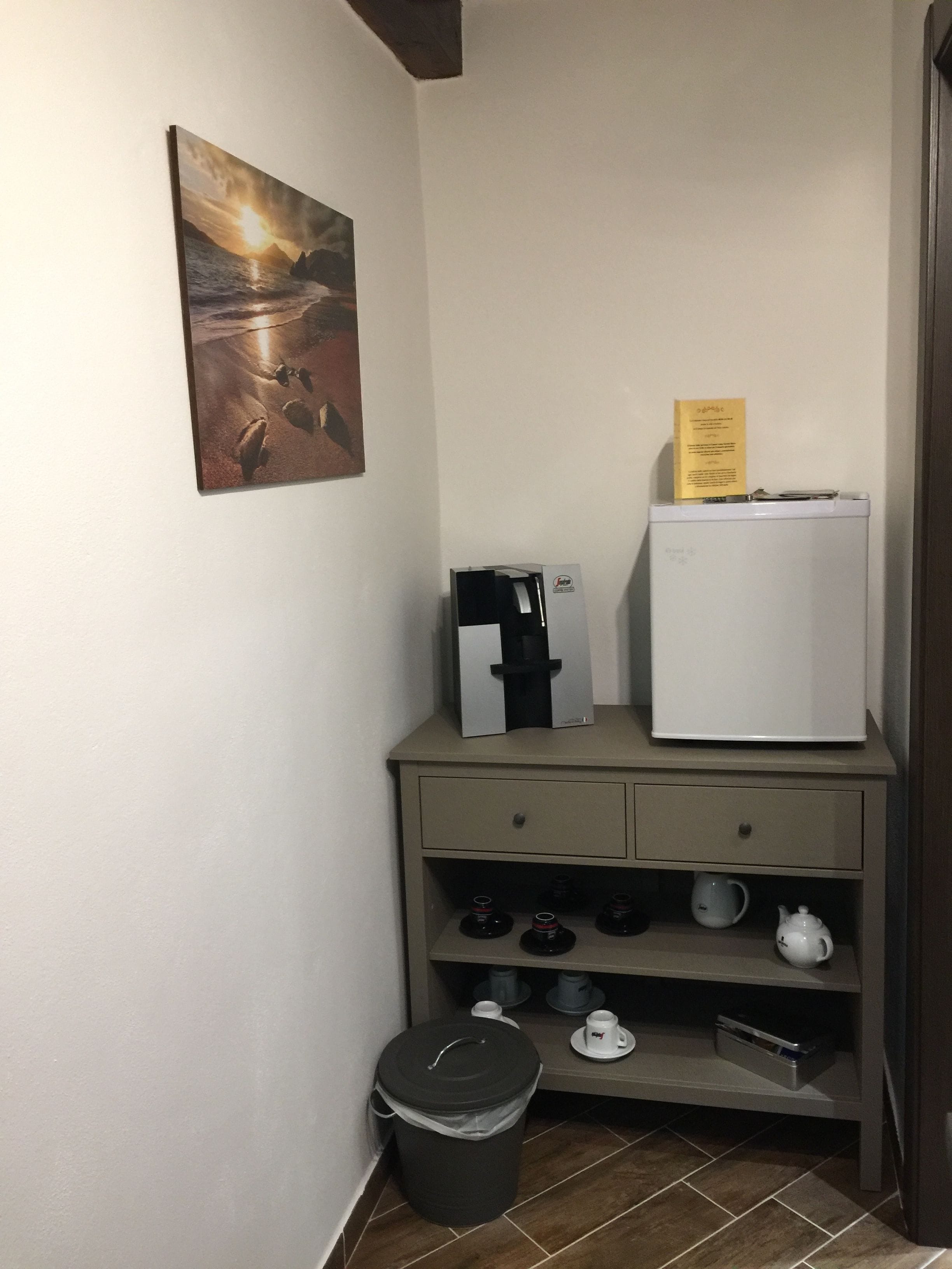 Comfort-Vierbettzimmer, Blick auf den Innenhof | Minikühlschrank