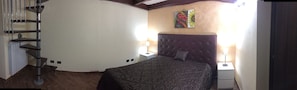 Habitación cuádruple Confort, vistas al patio | Minibar, caja fuerte, escritorio y sistema de insonorización