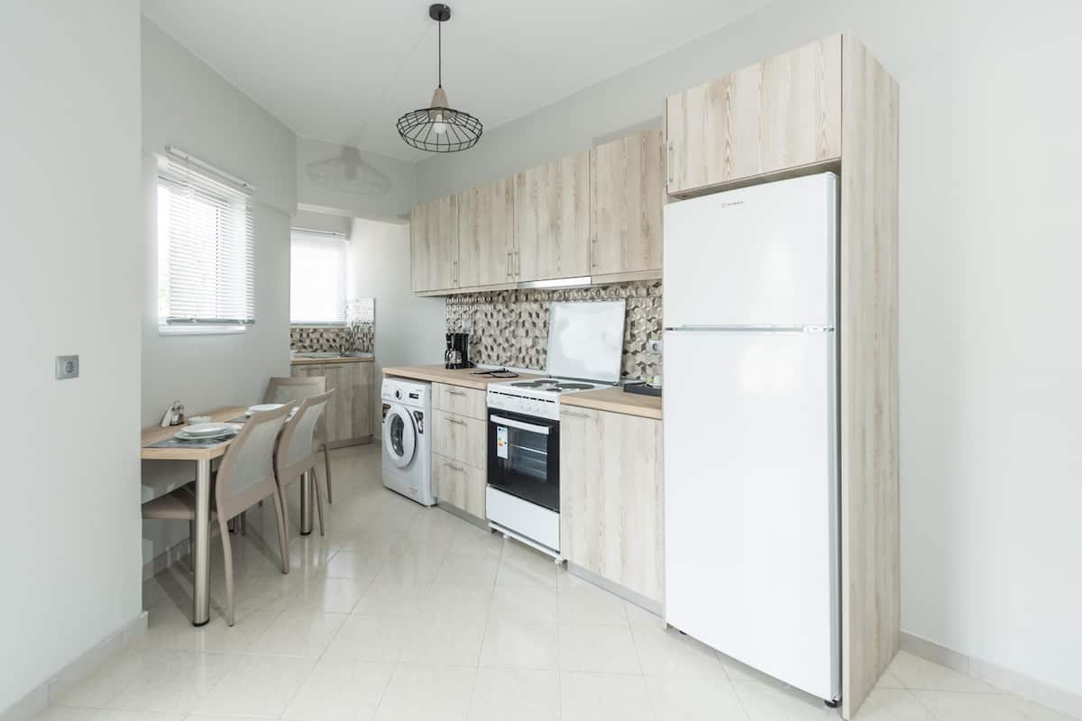 fridge, stovetop, coffee/tea maker, electric kettle