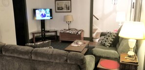 Una Smart TV, un reproductor de DVD, libros