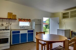 Fridge, oven, stovetop, cookware/dishes/utensils -      ☀️🎣🐠🐠🐠🎣☀️The Cottage Don't Feel Like Camping? Happy Valley (Happy Valley Fraser Island)