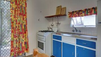 Fridge, oven, stovetop, cookware/dishes/utensils