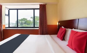 Desk, free WiFi, bed sheets - Hotel Vassi Palaze (Chengalpattu)